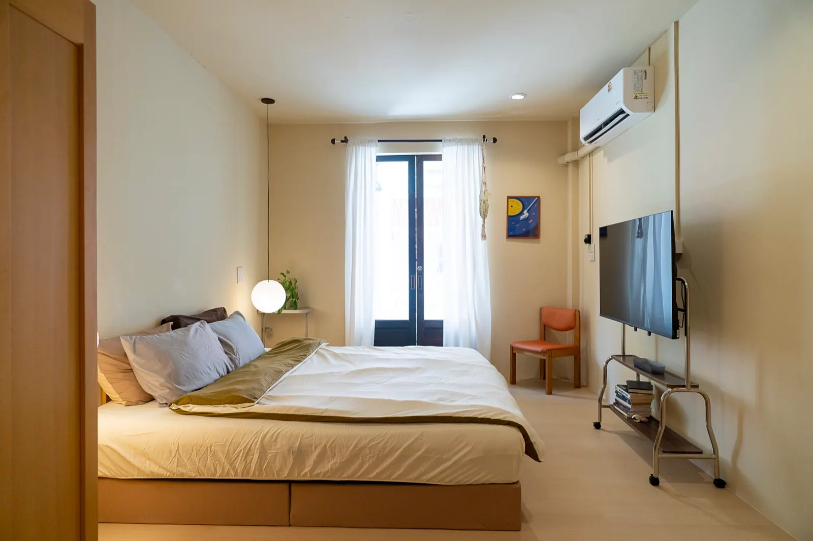 Standard King Room with terrace doors, plush bedding, and streaming TV at Oceanchild